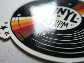 Konturskuret klistermärke i vit vinyl med färgstarkt tattoo-motiv